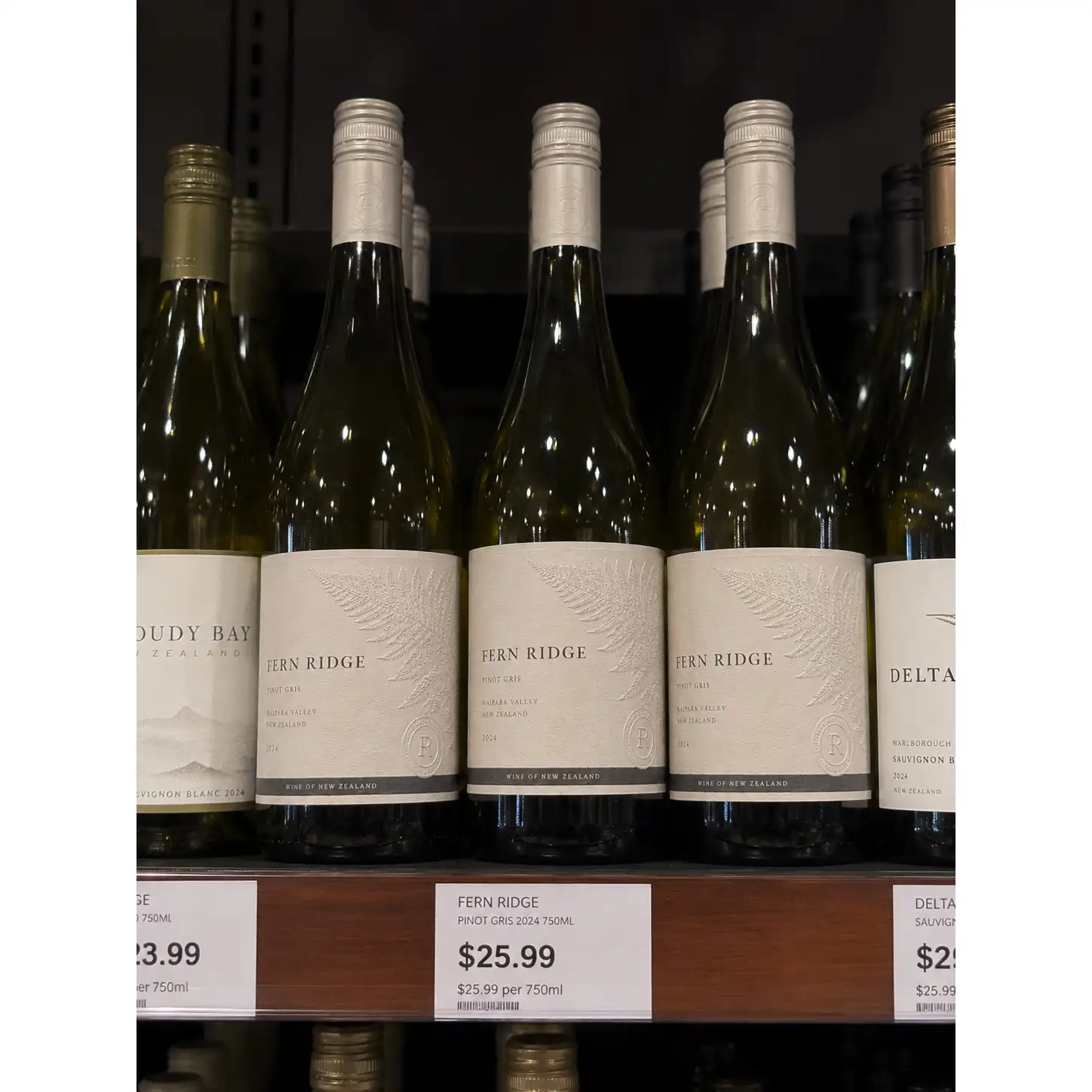 HY Paper wine bottle label display scene