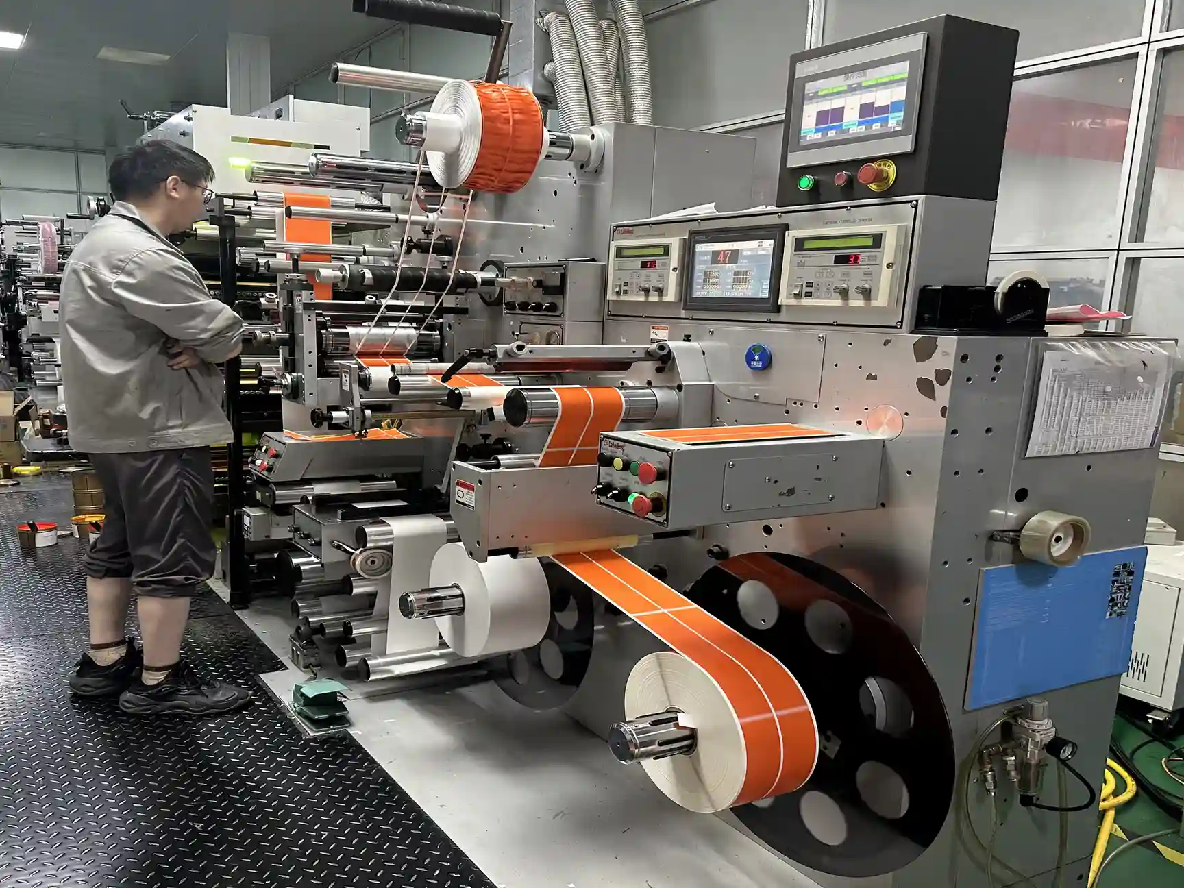 HY Paper flexographic label printing press with operator